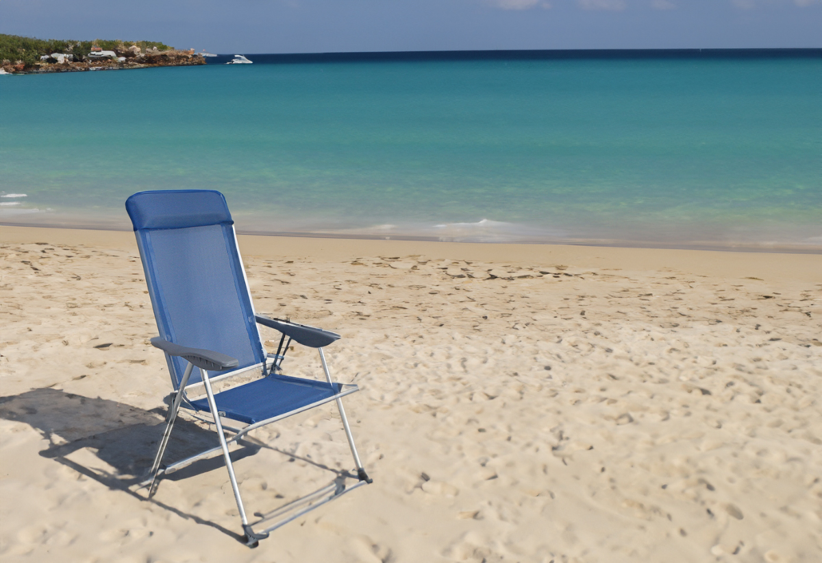 Η καρέκλα με φόντο μία παραλία.